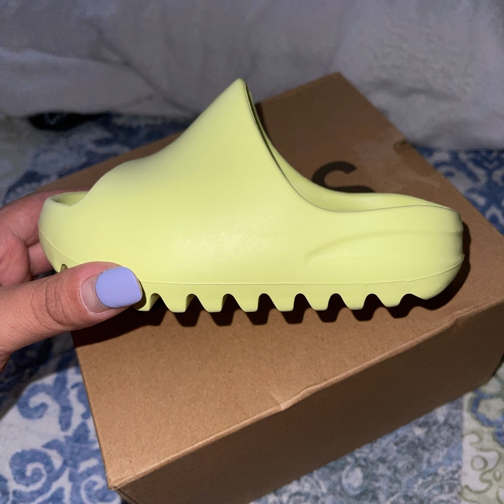 Yeezy slides toddler size 9k